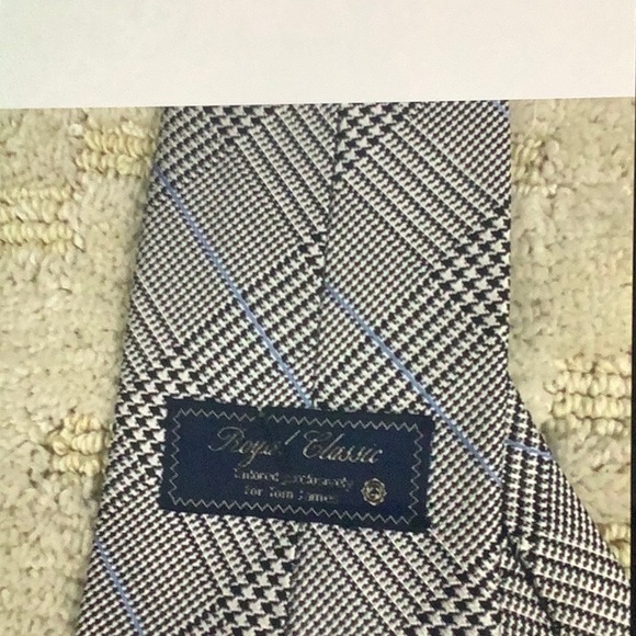 Gray Plaid Silk Tie with Classic Design - Picture 6 of 8